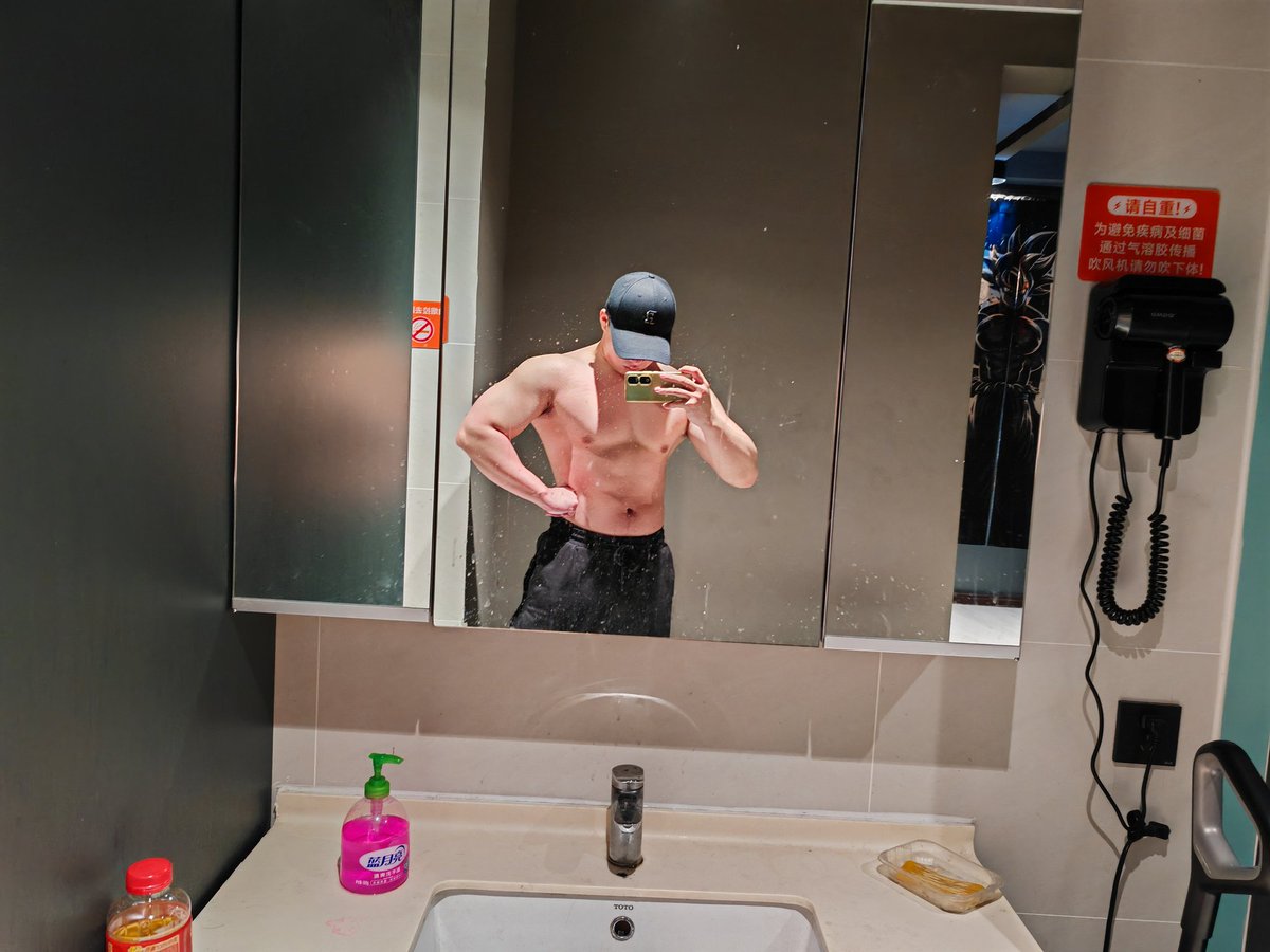 s57769459's tweet photo. 我应该也设个门槛男的加我，五块五块全场五块，五块你买不了吃亏五块你买不了上当哈哈哈哈 #肌肉男友抱枕  #肌肉男 #肌肉 https://t.co/SG9iZ3xG3g