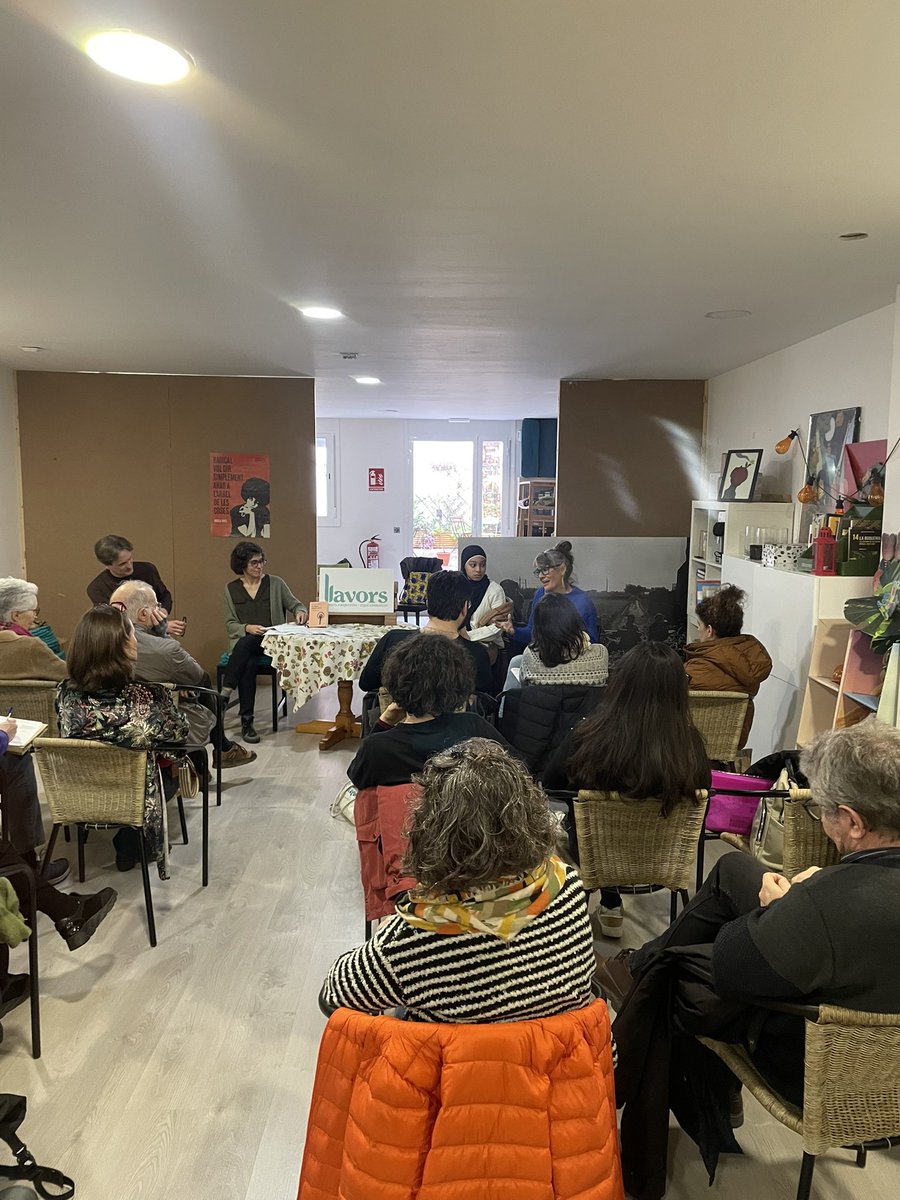 Hoy hablamos del proyecto de vivienda cooperativa dispersa #LesJuntes con motivo de la presentación de ‘Un lugar donde vivir’ de Irene Sabaté Muriel (<a href="/etnoirene/">Irene</a>) en la librería Llavors de #LHospitalet lesjuntes.coop