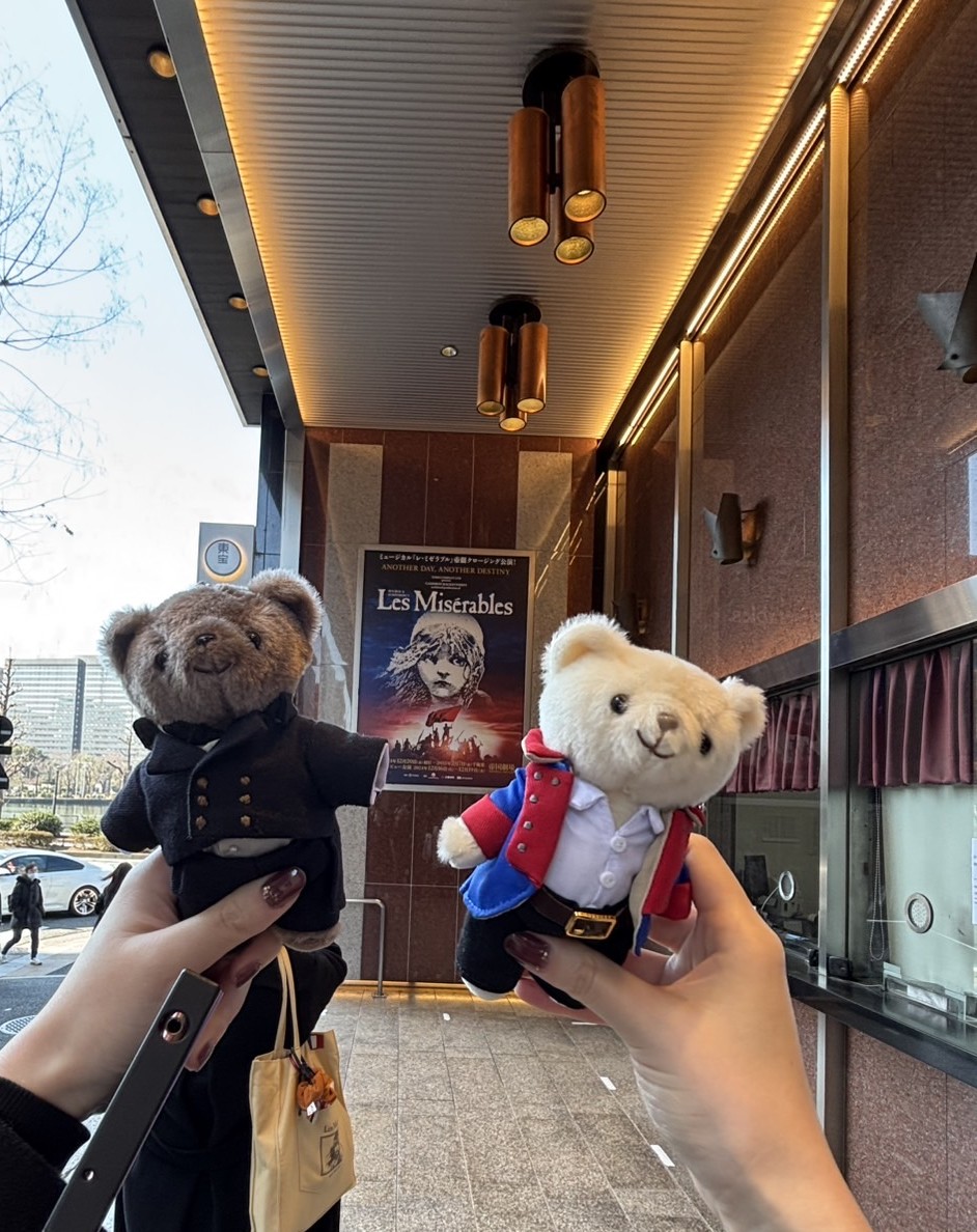 kinakochan3O's tweet photo. 1月に2回そして今日のマチネで現帝劇レミゼmy楽🇫🇷🥖本当によかった〜帝劇で歌って銀テまでもらえて最高の思い出☺︎
今日は木内アンジョの砦落ちが夢に見そうなくらい美しすぎて息止まった！
ジャベールベアも連れていけてはぴ👏 https://t.co/A4Alk4jHvU