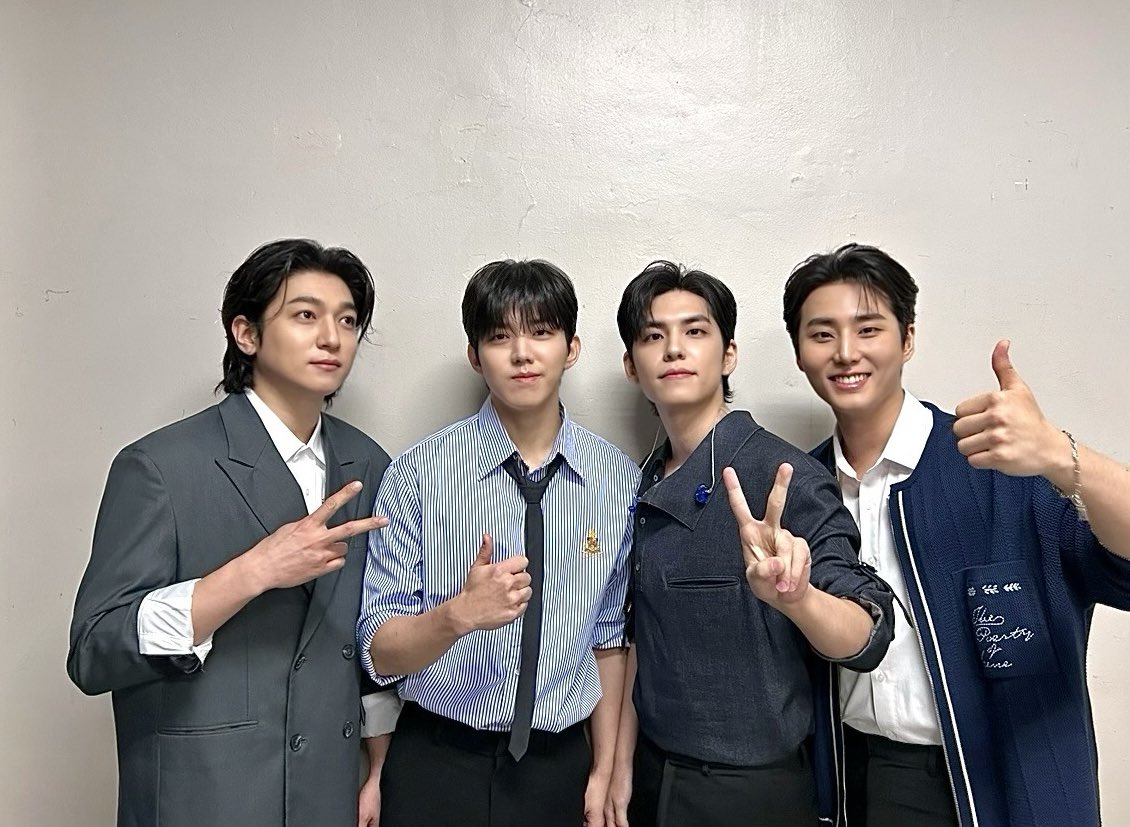 [ #DAY6_BEHIND ]

오늘 자 데식이들. 정말 너무 좋은 느낌을 줌 ₊‧
ㄴ 밥자님 케자님 필자님 돈자님 👑

텐션 🆙 제대로 된!
최고로 신난 부산 FOREVER YOUNG 🫰🫢

#DAY6 #데이식스
#DAY6_3RD_WORLDTOUR
#FOREVER_YOUNG
#Band_Aid
#녹아내려요