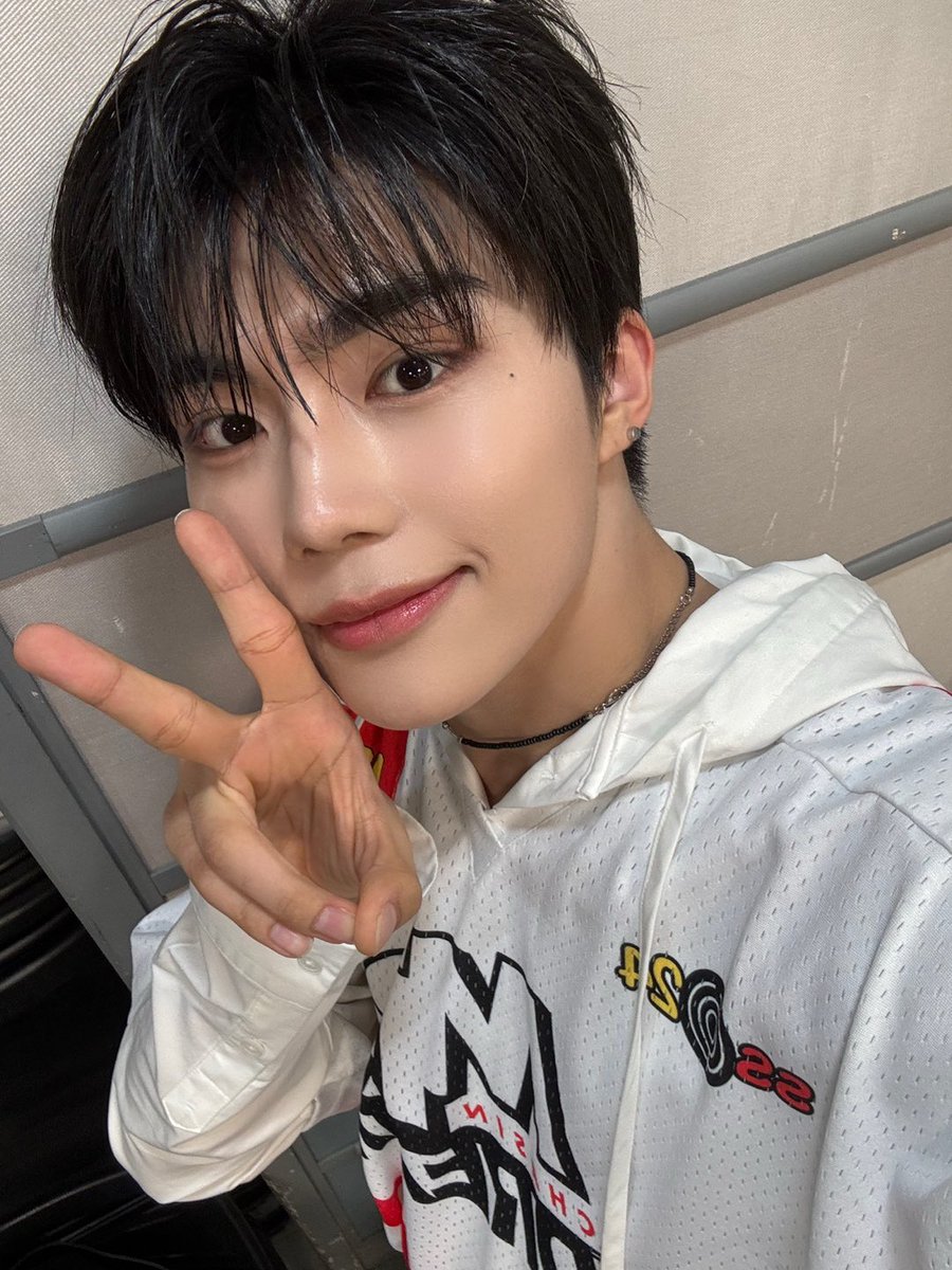 This is the kind of selfie that instantly brightens your day. Flawless skin, effortless style, and that signature peace sign. That crisp hoodie, the sleek black hair, and the subtle smirk? Absolute perfection.