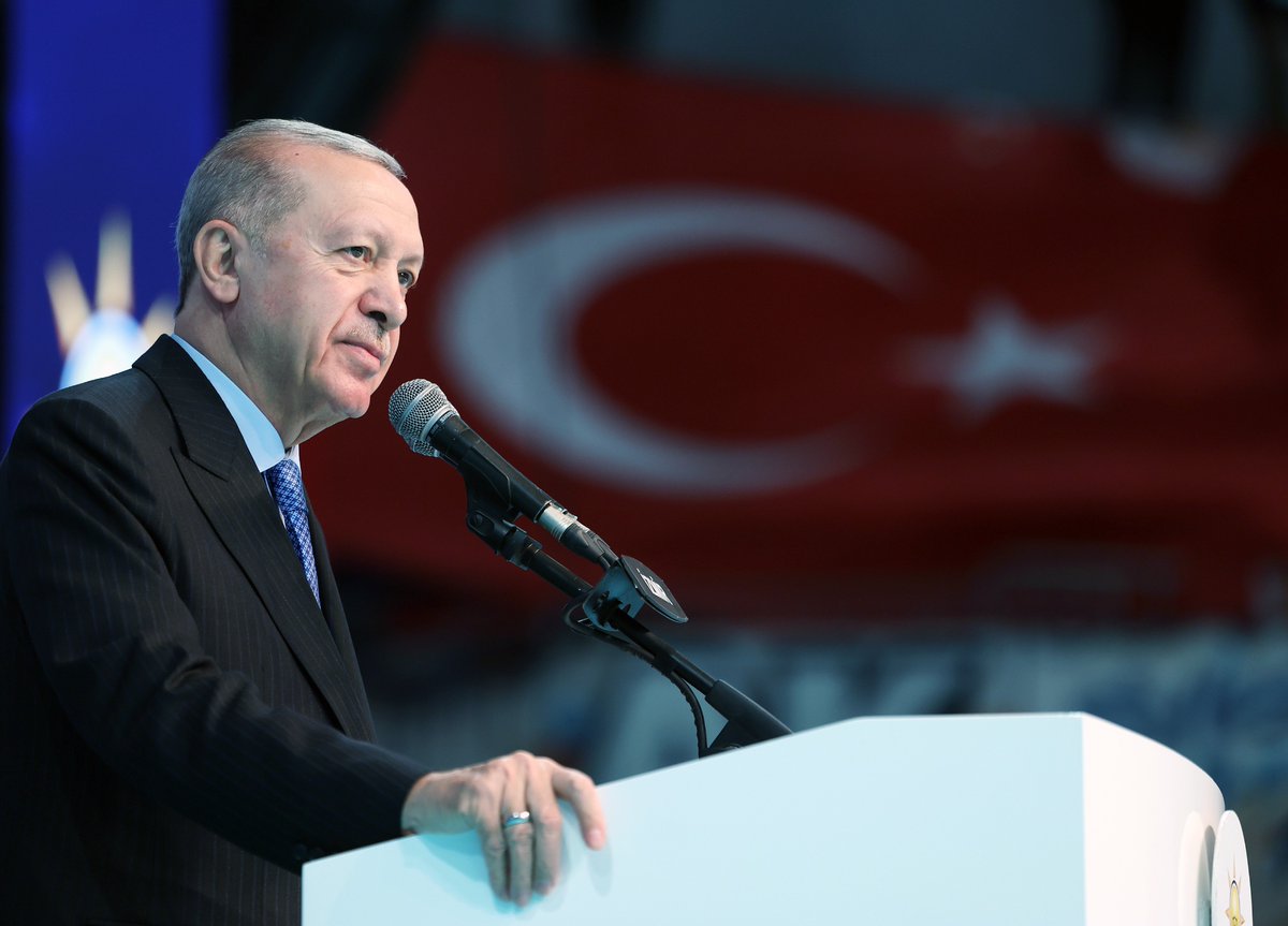 RTErdogan's tweet photo. Medeniyetler beşiği; efeler, zeybekler yurdu; istiklalimizin timsali güzel İzmir… Teşekkürler İzmir! 🇹🇷 https://t.co/7zCizDXauF