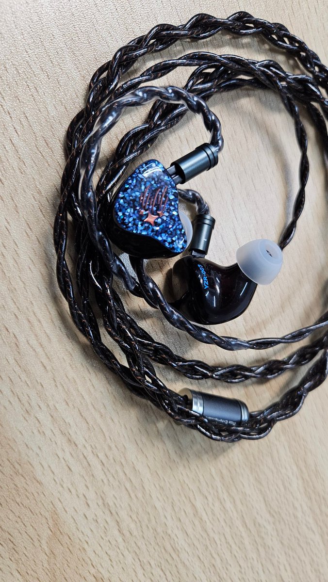 omochi_forever's tweet image. 試聴感想
StarryAudio Yozora
他ブランドのハイエンド系でよくある低域重視な感じでその厚み故にウォームな印象
重さを感じる低域と音の広がり方が自然に壮大で、細やかな表現の高域と埋もれないボーカル、それらがゴチャつかず繋がりが良い
前モデルのSygyzyとは冷暖高低が逆方向みたいな