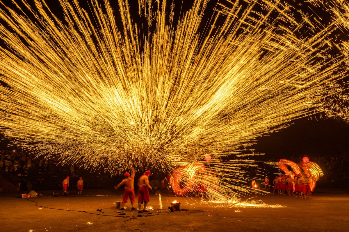 #SpringFestival2025 #AñoNuevoChino
"Flores de Hierro" es una interpretación de arte folclórico que consiste en lanzar hierro fundido para crear fuegos artificiales, un milenario patrimonio cultural inmaterial nacional de China, con la que la gente celebra el Año Nuevo Lunar.