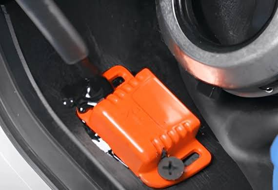 Gazeteci Ömer Ekinci:

"Karşınızda 2700 TL'ye araçlara takılması zorunlu tutulan UTTS. İçinde sadece bir RFID çipi var. Bizim işimiz bu olduğu için size maliyetini söyleyeyim. 5 bin adet alırsanız birim 0.15 dolar, yani 5.5 TL"