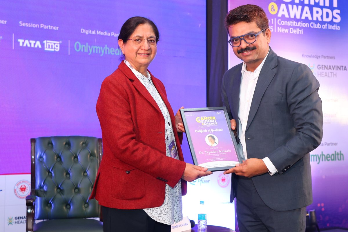 IHWCouncil's tweet photo. @DrNarayanaSub @Sparsh_Hospital @medanta The session concludes with insightful discussions, and Mr. @KamalOmer, CEO, IHW Council, presents mementos to the esteemed speakers in appreciation of their valuable contributions. 

#CancerSummit2025 #WorldCancerDay #CancerSummit https://t.co/EhvN80at3S