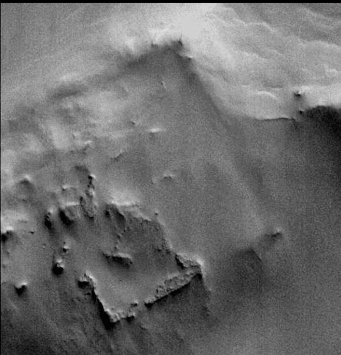 MiloX_Viral's tweet image. 🚨🌌 BREAKING: Perfectly formed square structures have been discovered on Mars! Are we on the brink of uncovering alien architecture? The truth is out there! 🛸🔍 #MarsMystery #AlienArchitecture #SpaceExploration