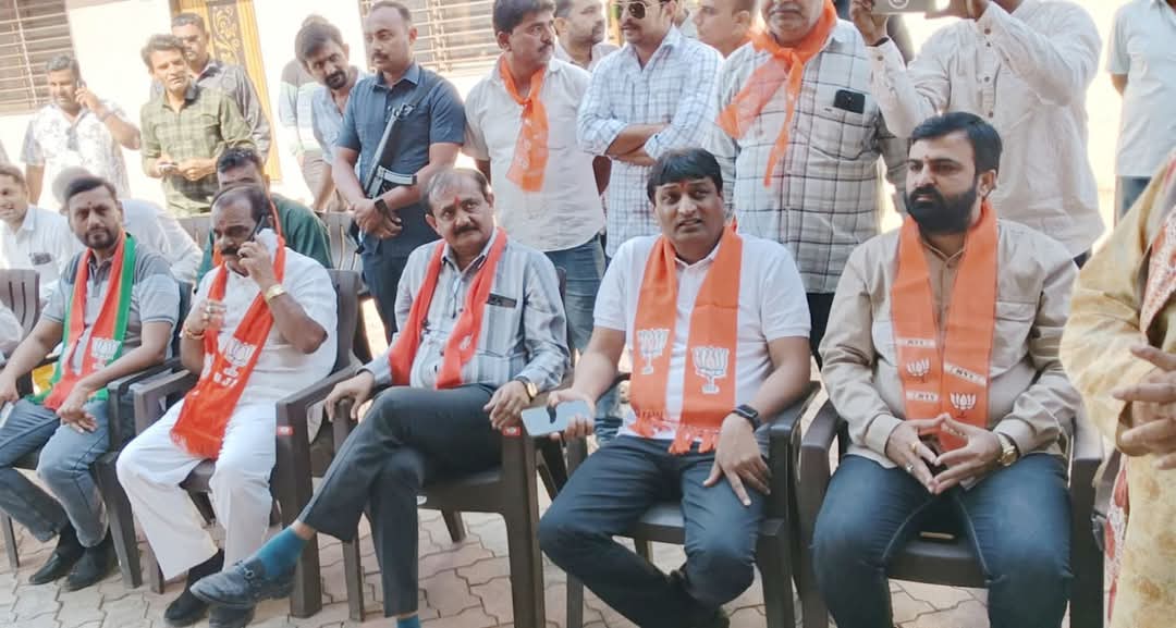 HareshThummar5's tweet photo. જન જનના આર્શીવાદ સાથેનું નામાંકન ✌️

જુનાગઢ જીલ્લાની માંગરોળ નગર પાલિકાની ચુંટણીમાં
પાર્ટીના અગ્રણીઓ અને કાર્યકર્તાઓની પ્રેરક ઉપસ્થિતિમાં ભારતીય જનતા પાર્ટીના ઉમેદવારશ્રીઓનાં   નામાંકન પત્ર ભર્યા હતા. 

સંગઠનના હોદ્દેદારશ્રીઓ તેમજ શુભચિંતકો અને નગરજનો મોટી સંખ્યામાં ઉપસ્થિત રહ્યા https://t.co/YviNbPgt1Y
