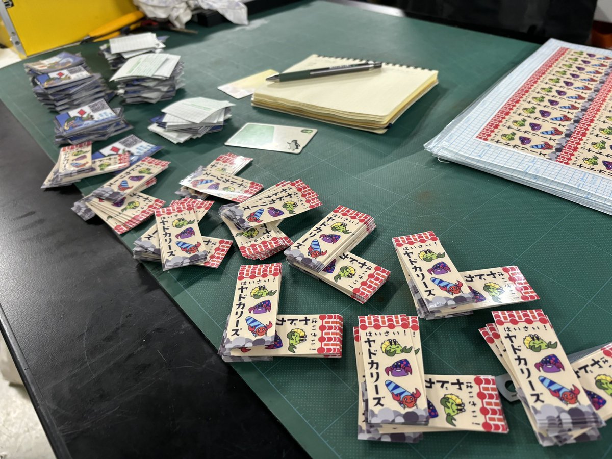 和英それぞれのチラシや自作ステッカーも配ってました、手作業で1200枚切るの手伝ってくれた同期感謝しかない