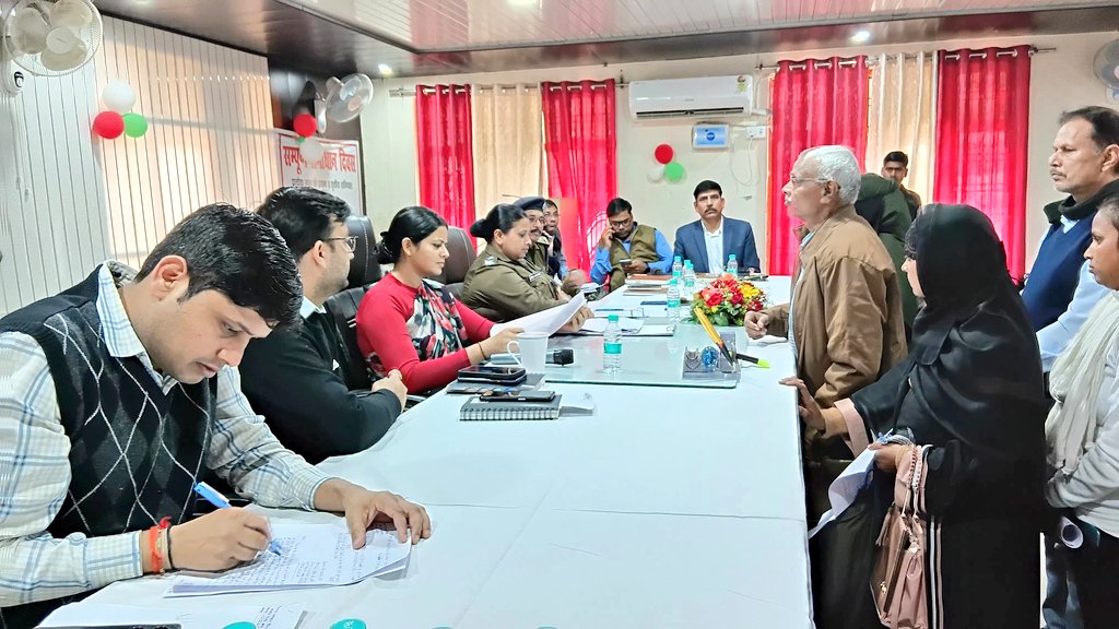 आज दिनांक 01.02.2025 को तहसील तिलोई में आयोजित "सम्पूर्ण समाधान दिवस" के दौरान पुलिस अधीक्षक के साथ संयुक्त रूप से जनसामान्य की शिकायतों को सुनकर मौके पर संबंधित अधिकारियों को समयबद्ध व गुणवत्तापूर्ण निस्तारण के निर्देश दिए।