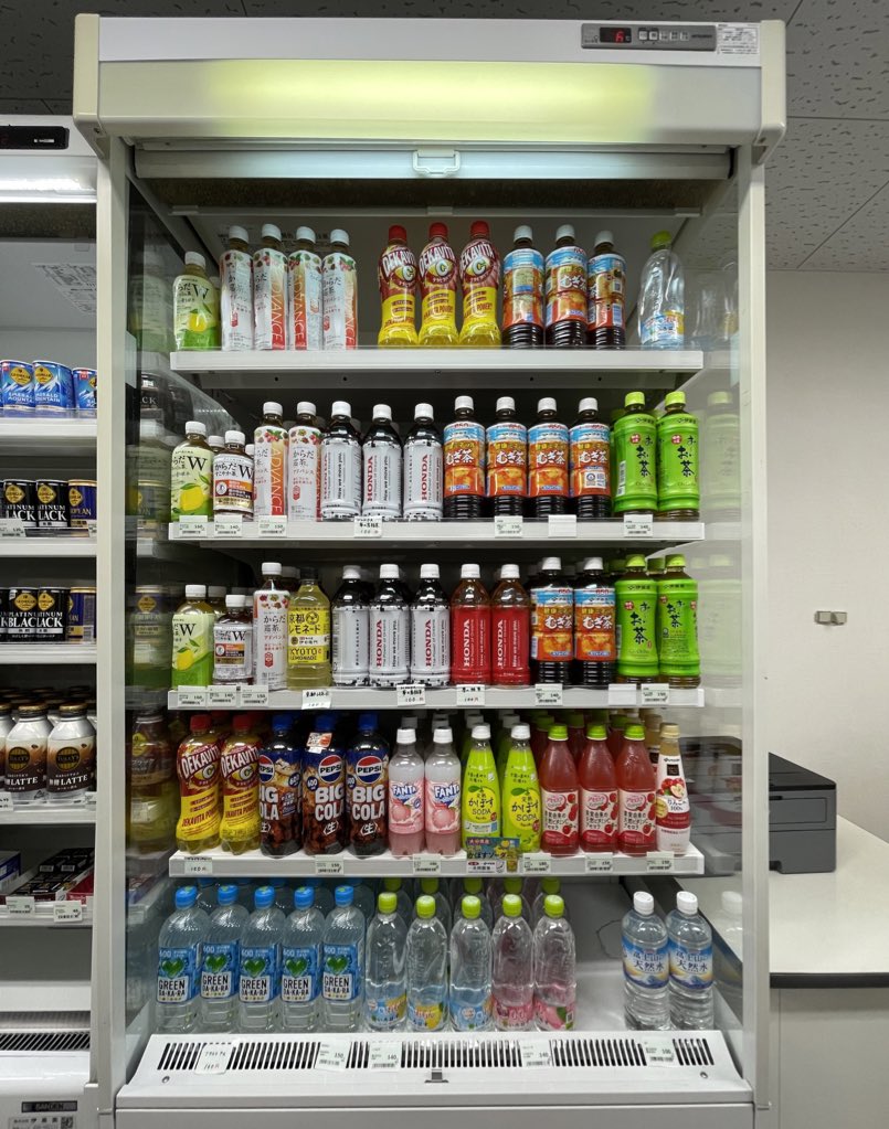 heralbony_twins's tweet photo. 車イスの人が多く働く企業内コンビニエンスストアに足を踏み入れた際、陳列棚の配置に度肝を抜かれた。通常の「横並び」ではなく「縦並び」の商品配置だったから。それはなぜか、その工夫によって車椅子の方々も容易に手を伸ばせるようになるからだ。世界で最もクールなコンビニ大賞です。 https://t.co/kOLZEgNbZH