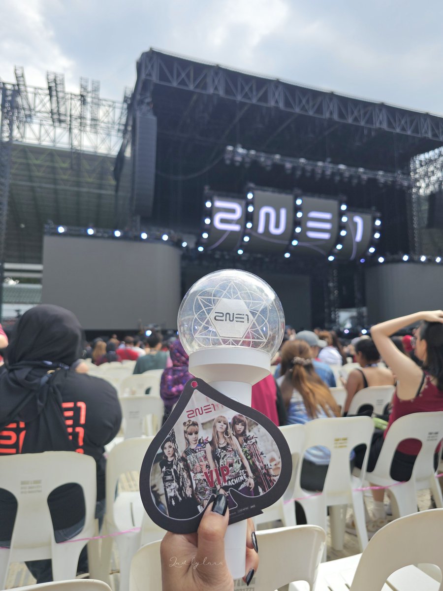 luvlylara's tweet photo. I'm in for soundcheck! ☀️
#2NE1 #투애니원 #WELCOMEBACK #2NE1inMY #WelcomeBackinKL #WelcomebackinMY #2NE1inKL #2NE1_WELCOMEBACK #SelamatKembali_2NE1
#2NE1_GEGAR_KL https://t.co/hQnveITcLw