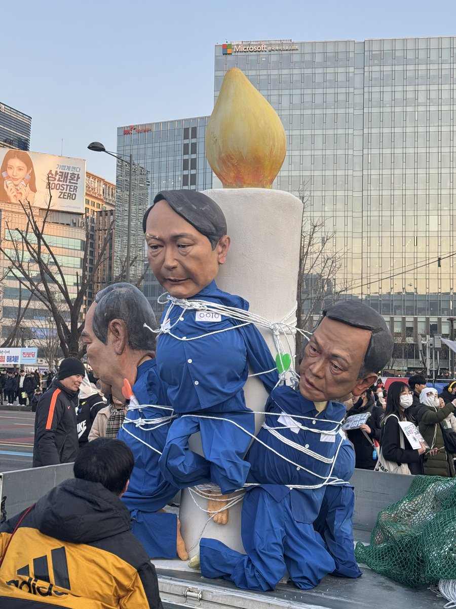 _WONDERRABBIT's tweet image. 오늘 경복궁 거의 예술거리 되어가는 중