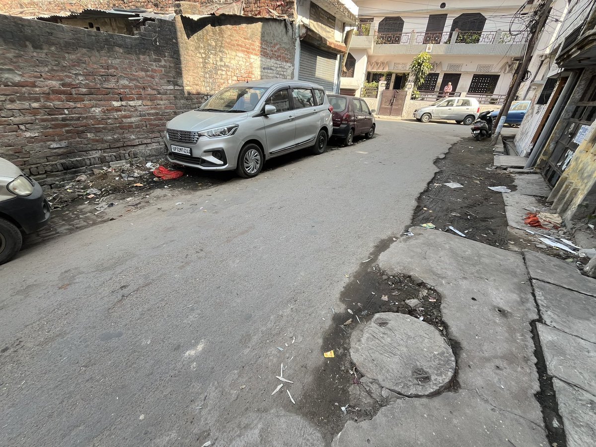 abbaskumail99's tweet photo. @nagarnigamlko @sabkearmaan @Sushma_Kharkwal @LMC_Lucknow @CMOfficeUP @myogiadityanath 

I don’t know when last footpath was constructed here,even cleaning is not happening, complained on helpline number also 

Can you please help or these thing only happen in ELECTIONS!! https://t.co/EcOGG44dwe
