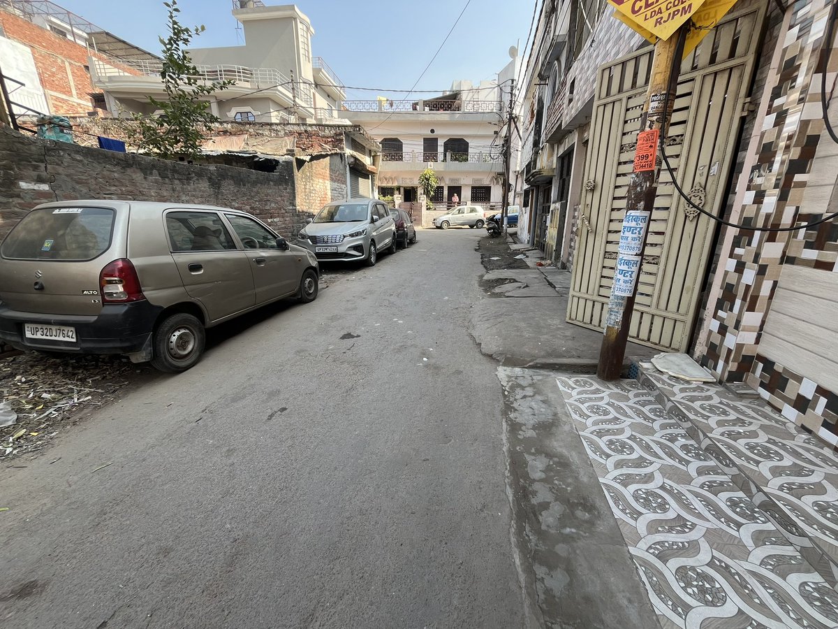 abbaskumail99's tweet photo. @nagarnigamlko @sabkearmaan @Sushma_Kharkwal @LMC_Lucknow @CMOfficeUP @myogiadityanath 

I don’t know when last footpath was constructed here,even cleaning is not happening, complained on helpline number also 

Can you please help or these thing only happen in ELECTIONS!! https://t.co/EcOGG44dwe