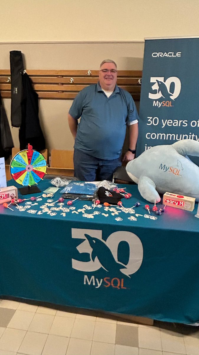 lefred's tweet image. Look a those amazing swags (We don’t give away Uncle Scott) #MySQL #fosdem #mysql30 in building U