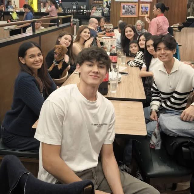 gessy31_'s tweet photo. Kain muna tayo guys #MakaEyyy #Zephanie #JoshFord #ShanVesagas #AshleySarmiento #MarcoMasa #OliveMay #JohnClifford #BryceEusebio #ElijahAlejo #ChantyVidela #SeanLucas #MayAnnBasa #CheovyWalter #MJEncabo https://t.co/BjWU8BESUC