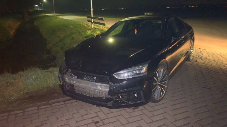 Beschonken automobilist botst achterop ambulance in Oudkarspel