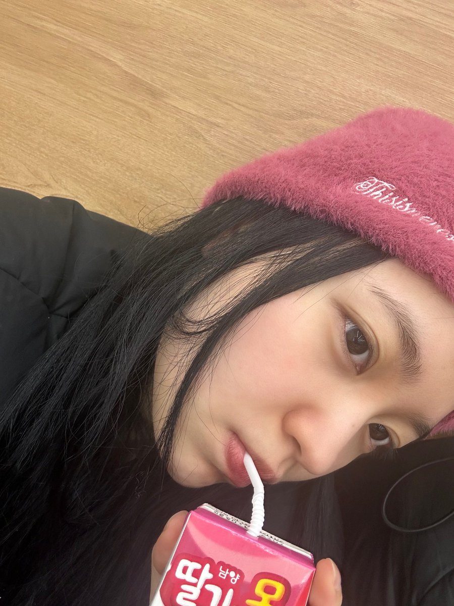 luvyrrv's tweet photo. THIS IS SO GIRLFRIEND CODE💗 https://t.co/MrguV8xRRf