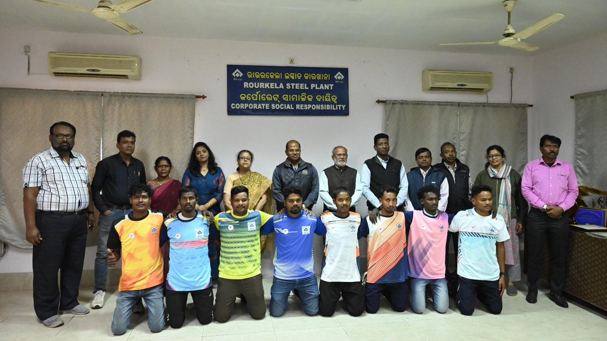 SteelMinIndia's tweet photo. Supporting grassroots sports! тЪ╜ #SAIL, #RourkelaSteelPlant (RSP) distributed football kits to the eight finalist teams of the Samvardhan Rural Football Tournament as part of its #CSRinitiative.
#SAILCSR #Football
@SAILsteel @sailrsp1 https://t.co/mlP6g1Mzdh
