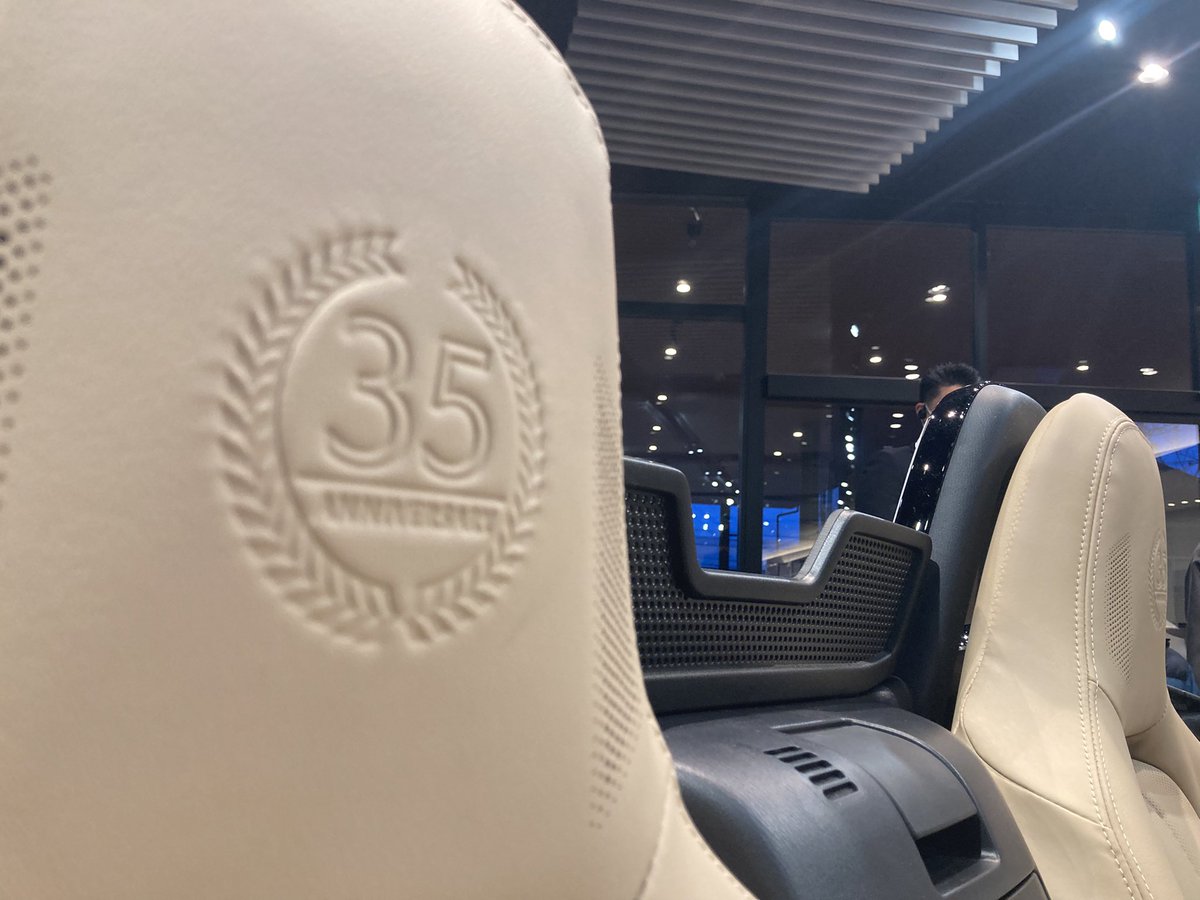 KoushinMazda's tweet photo. みなさまこんばんは。もうご覧になりましたか？ロードスター35周年記念車。甲信マツダでは、早速 長野本店ショールームに展示されました。展示車はホロです。『���車を見たい！』という方はぜひご来店を♪
※ご来店の際はご��約をお勧めいたします。
#マツダ #甲信マツダ #ロードスター #35周年 https://t.co/5mutn0n226