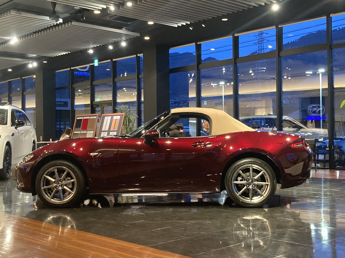 KoushinMazda's tweet photo. みなさまこんばんは。もうご覧になりましたか？ロードスター35周年記念車。甲信マツダでは、早速 長野本店ショールームに展示されました。展示車はホロです。『���車を見たい！』という方はぜひご来店を♪
※ご来店の際はご��約をお勧めいたします。
#マツダ #甲信マツダ #ロードスター #35周年 https://t.co/5mutn0n226