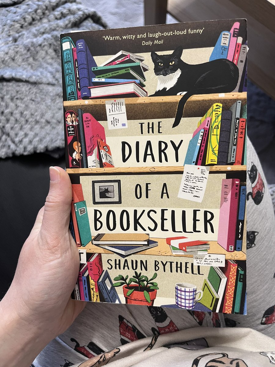 It’s time to start the readathon!!! 
What is your first cat book? 

I’m starting with this one. Or more like continuing with this one, since I started it last year and never finished.