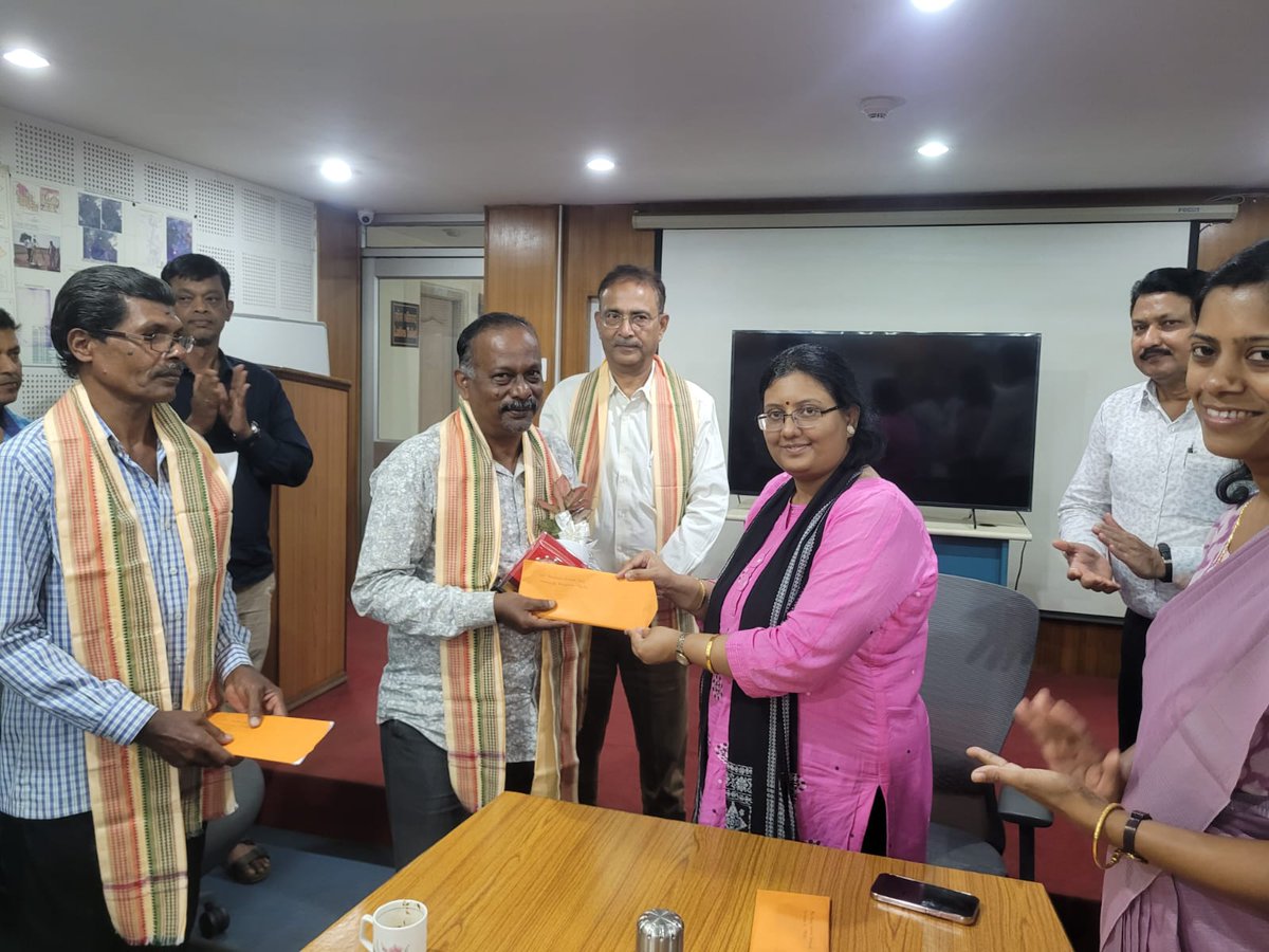 ORSACBBSR's tweet photo. #ORSAC bid farewell to three senior employees yesterday as Senior Scientist Shri Manoj Ku Sanabada, Technical Asst Sri Prabhata Kumar Das and Despatcher Sri Danka Bhagawan took retirement from active duty. We wish them all the best on their retirement life. https://t.co/cjR9ez4TBW