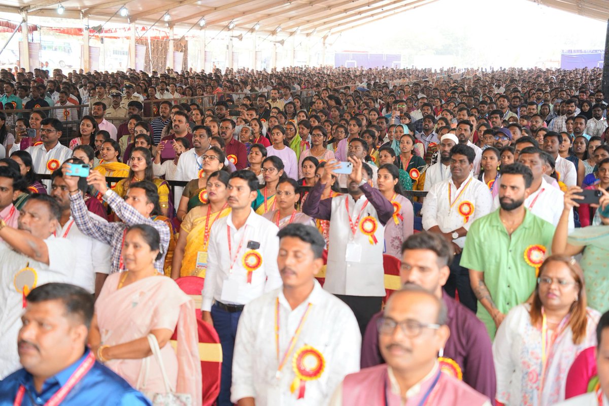 CMofKarnataka's tweet photo. ಅಖಿಲ ಕರ್ನಾಟಕ ರಾಜ್ಯ ಸಮುದಾಯ ಆರೋಗ್ಯ ಗುತ್ತಿಗೆ ನೌಕರರ ಸಂಘ, ಮೈಸೂರು ಇವರು ಮಹಾರಾಜ ಕಾಲೇಜು ಮೈದಾನದಲ್ಲಿ ಆಯೋಜಿಸಿದ್ದ ಸಮುದಾಯ ಆರೋಗ್ಯ ಅಧಿಕಾರಿಗಳ ಸಂರಕ್ಷಣಾ ಸಮಾವೇಶವನ್ನು ಮುಖ್ಯಮಂತ್ರಿ @siddaramaiah ಅವರು ಉದ್ಘಾಟಿಸಿದರು. 

ಆರೋಗ್ಯ ಸಚಿವರಾದ ದಿನೇಶ್ ಗುಂಡೂರಾವ್, ಜಿಲ್ಲಾ ಉಸ್ತುವಾರಿ ಸಚಿವರಾದ ಹೆಚ್.ಸಿ.ಮಹದೇವಪ್ಪ ಮತ್ತು ಜಿಲ್ಲೆಯ ಶಾಸಕರುಗಳು ಸಮಾರಂಭದಲ್ಲಿ ಉಪಸ್ಥಿತರಿದ್ದರು.