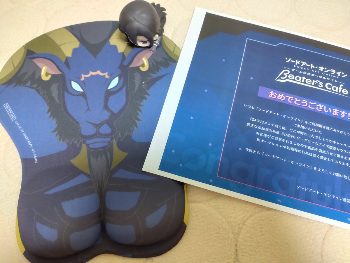 GGO_udon937's tweet photo. グリームアイズ腹筋マウスパッド届きました！！
思ったより、大きくて推しも小さく感じる大きさ。腹筋もムニムニして優しい弾力してる。お前こんな触り心地なんか…？
人生初の腹筋マウスパッドがまさかの��リームアイズとはびっくり( ᐛ )

#SAOVSここが変わった
#SAOSV https://t.co/bvFTJuA32m
