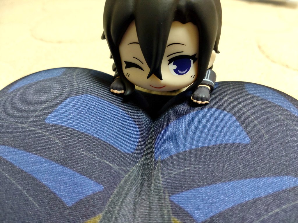 GGO_udon937's tweet photo. グリームアイズ腹筋マウスパッド届きました！！
思ったより、大きくて推しも小さく感じる大きさ。腹筋もムニムニして優しい弾力してる。お前こんな触り心地なんか…？
人生初の腹筋マウスパッドがまさかの��リームアイズとはびっくり( ᐛ )

#SAOVSここが変わった
#SAOSV https://t.co/bvFTJuA32m