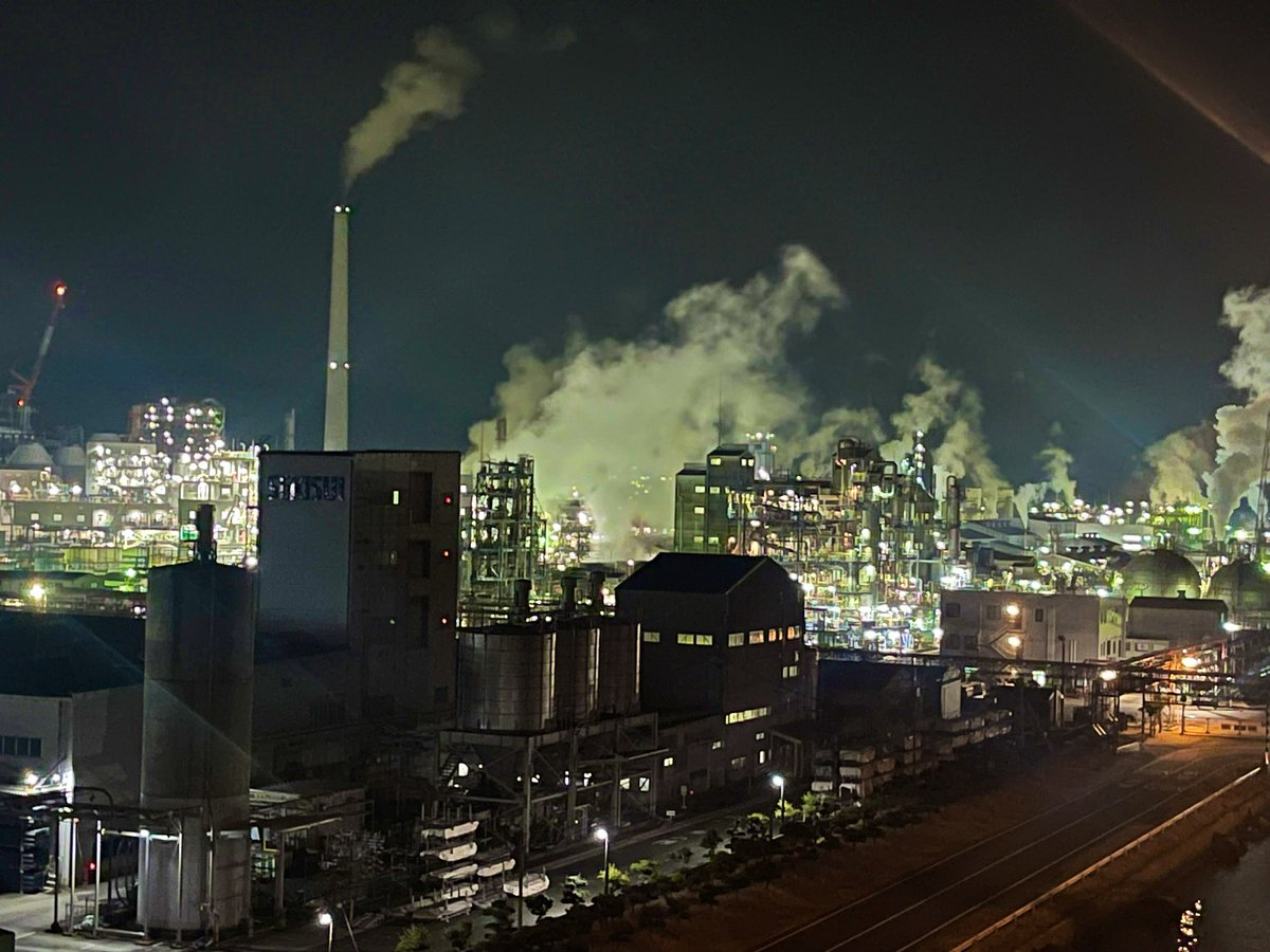 【旅記録 21.22.23】

福山、周南での公演が無事終了！グレイクリスマス旅も中国近畿地方区画はなんだかんだ折り返し地点へ…過ぎてみれば時間が経つのが早いこと早いこと。
工場夜景で有名らしい周南大橋からの眺めは噂に違わぬ大迫力、もう魔晄炉にしか見えん。