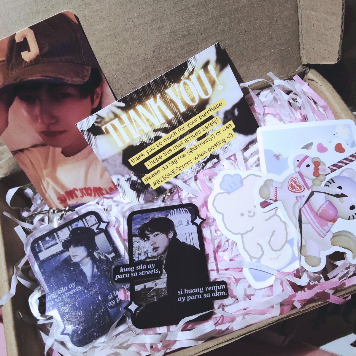 fngrlfrvr_07's tweet photo. 🎁 @drmvinyl ♡
Hiiii @drmvinyl, prize received! AAAAAH! Thank you so much for these keyrings. I didn't expect na dalawa ang uuwi, and si RJ pa ang isa. Asdfghjkl! So happy to receive these keyrings—thank you talaga! 🥰
#825SKIESproof https://t.co/gn8362EFD2
