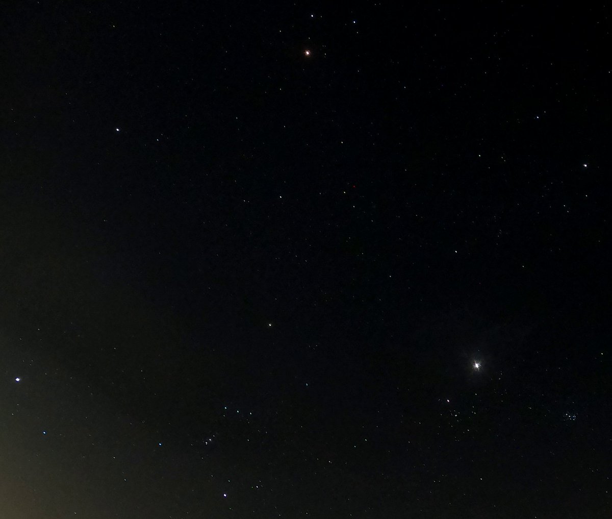 Mars, Pollux und Castor (oben in der Mitte) bilden zur Zeit ein auffälliges, fast rechtwinkliges, gleichschenkliges Dreieck. Links unten Sirius, in der Mitte Orion und rechts Jupiter und die Plejaden.
