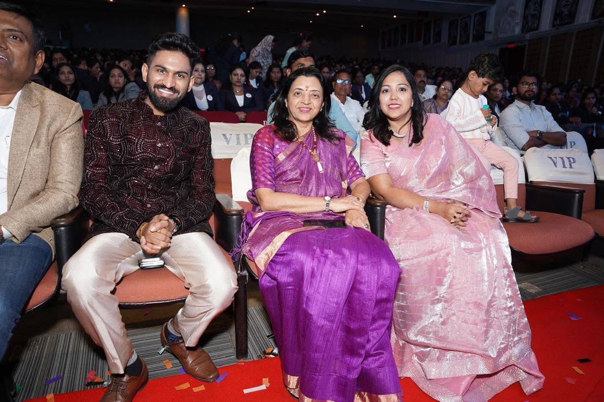 Padman_vikas's tweet photo. वि आर मोर प्रायव्हेट लिमिटेड कंपनीचा ५ वा वर्धापन दिवस षणमुखानंद सभागृह, सायन येथे मोठ्या उत्साहात पार पडला. 
यावेळी, अंदाजे ३००० पेक्षा जास्त महिलांची उपस्थिती लाभली. आमदार सौ मनीषा कायंदे मॅडम यांच्या उपस्थितीत 
@KayandeDr @wrmsolution #maharastrachapadman #padmanvikas https://t.co/wsuMvk6X5B