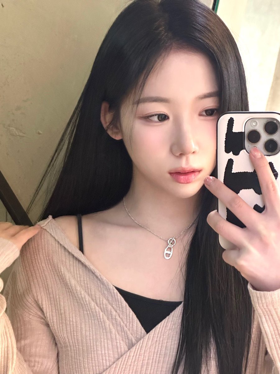 [#혜주] 

🐈‍⬛🤍

#CLASSy #클라씨
#HYEJU