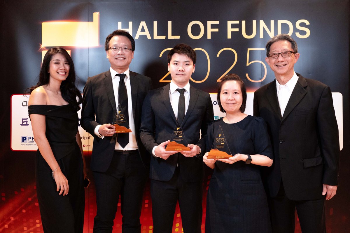 🏆BBLAM กับ บทพิสูจน์ที่มากับ 3 รางวัล 🏆 
ในกลุ่ม Fund Performance Excellence Award จากงาน Hall of Funds by Finnomena 2025 🎉
ตอกย้ำถึงความเชี่ยวชาญลงทุนในหุ้นภูมิภาคอาเซียน, การคัดเลือกกองทุนที่มีประสิทธิภาพจากพันธมิตรลงทุนระดับโลก และที่สำคัญความตั้งใจในการที่จะใช้กองทุนรวมเป็นฐานสร้างความมั่นคงทางการเงินให้กับคนไทยที่ก้าวเข้าไปสู่สังคมผู้สูงอายุ

คุณชัชชัย สฤษดิ์อภิรักษ์ Chief Investment Officer และ Managing Director, Head of Fund Management และ คุณดนัย อรุณกิตติชัย CFA, Assistant Managing Director พร้อมด้วยทีม Fund Management Group  จาก BBLAM เป็นตัวแทนขึ้นรับรางวัลนี้ ซึ่งจัดขึ้นเป็นครั้งแรก เมื่อวันที่ 30 มกราคม 2568 ณ โรงแรม Hyatt Regency Bangkok Sukhumvit โดยรางวัลที่ BBLAM ได้รับประกอบด้วย

⭐️ Best ASEAN Equity Fund – กองทุนเปิดบัวหลวงหุ้นอาเซียน (B-ASEAN)
⭐️ Best Conservative Allocation Fund – กองทุนผสมบีซีเนียร์สำหรับวัยเกษียณ (B-SENIOR) และ
⭐️ Best Technology Equity Fund – กองทุนเปิดบัวหลวงโกลบอลอินโนเวชั่นและเทคโนโลยี (B-INNOTECH)

คณะผู้บริหาร ใคร่ขอขอบคุณแรงสนับสนุนทั้งจากนักลงทุน ตัวแทนขายที่ได้รับการแต่งตั้ง ที่ช่วยกันทำความเข้าใจให้กับคนไทยในเรื่องการลงทุน ซึ่งสอดรับกับความตั้งใจของ BBLAM เองที่ต้องการให้คนไทยมีความมั่นคงทางการเงิน 

➡️ ผู้ที่สนใจลงทุนสามารถสอบถามข้อมูลกองทุน B-INNOTECH, B-ASEAN และ B-SENIOR ได้ที่ BBLAM โทร. 02 674 6488 กด 8 หรือผู้สนับสนุนการขายหรือรับซื้อคืนที่ได้รับการแต่งตั้ง นอกจากนี้ยังสามารถเลือกลงทุนได้ง่ายๆ ผ่านโมบายแบงก์กิ้งธนาคารกรุงเทพ หรือผ่าน BF Fund Trading จาก BBLAM

กองทุนรวมนี้มีลักษณะเฉพาะและความเสี่ยงเฉพาะ ผู้ลงทุนต้องทำความเข้าใจลักษณะสินค้า เงื่อนไขผลตอบแทน และความเสี่ยง ก่อนตัดสินใจลงทุน/ผลการดำเนินงานในอดีตมิได้เป็นสิ่งยืนยันถึงผลการดำเนินงานในอนาคต