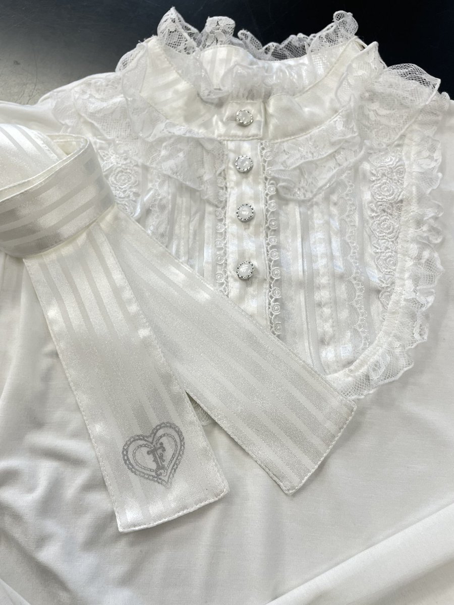 h.NAOTO FRILL】 🌸 豪華なフリルとレースで彩られた、まるでブラウス