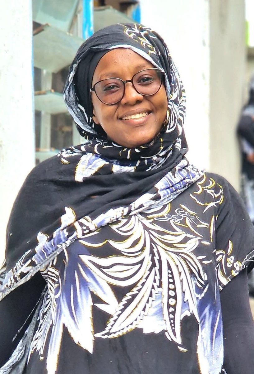 a2sad19's tweet photo. Drame à Mbeni : La responsable de l’agence Ria, disparue hier, a été retrouvée morte près de Mnungu. Partie chercher 15M KMF à Moroni, elle n’est jamais revenue. Son corps a été découvert ce matin. Une enquête est en cours. Enterrement cet après-midi à Mbeni. #rip #Mbeni #ria https://t.co/iifs4rPsas