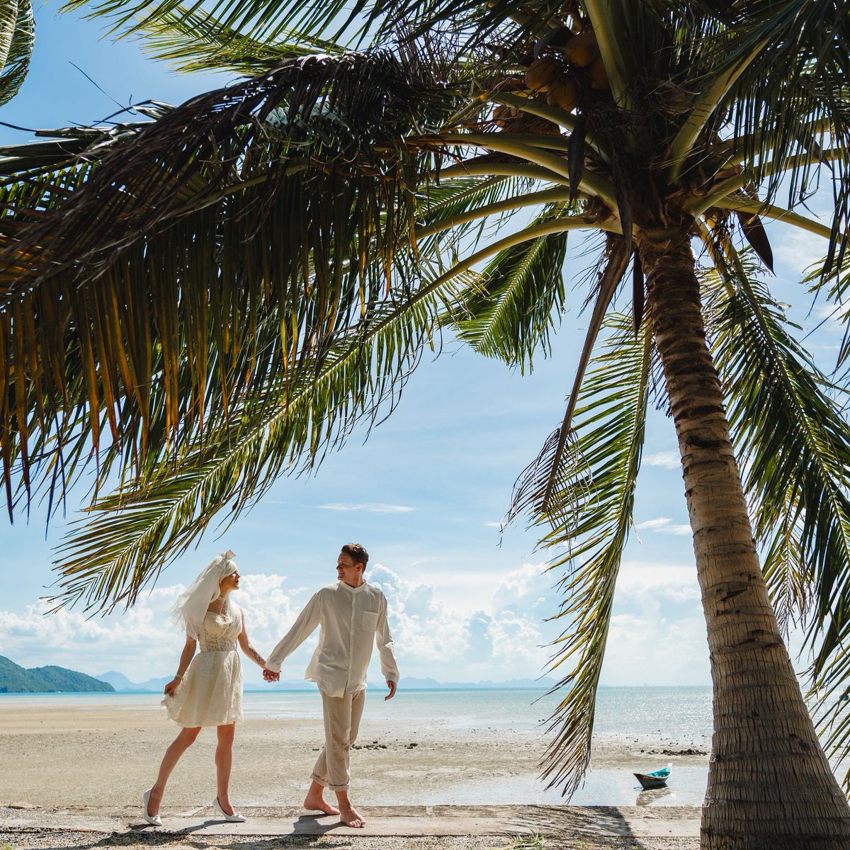 DimasFrolovPhot's tweet image. What could be better than a barefoot stroll on the beach during your honeymoon? Only a stroll with a photographer to capture it all 😉

#lovestoryphoto #couplephotographer #dimasfrolov