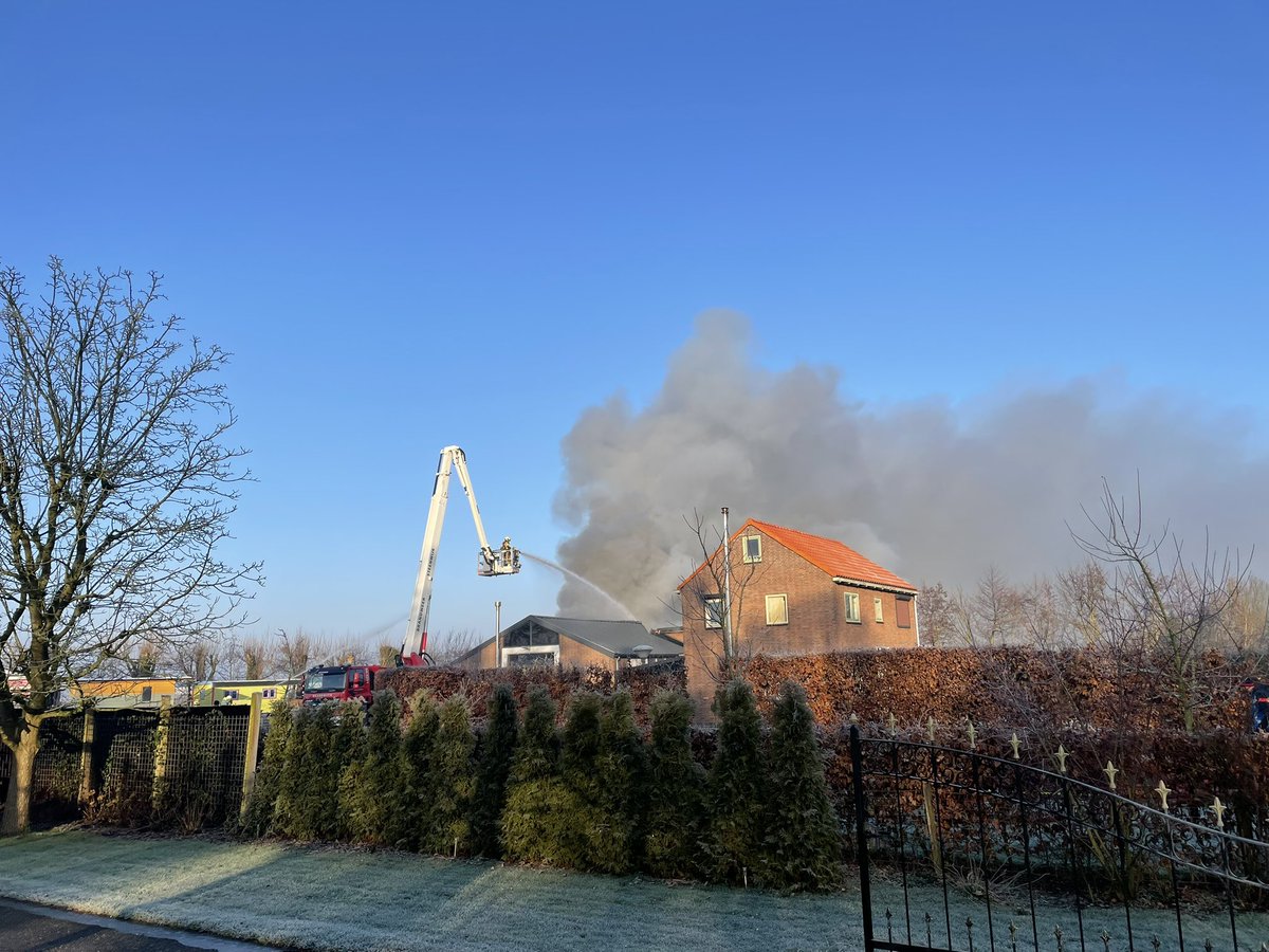 Grote brand in schuur aan Steenwijkerdwarsweg in Marknesse