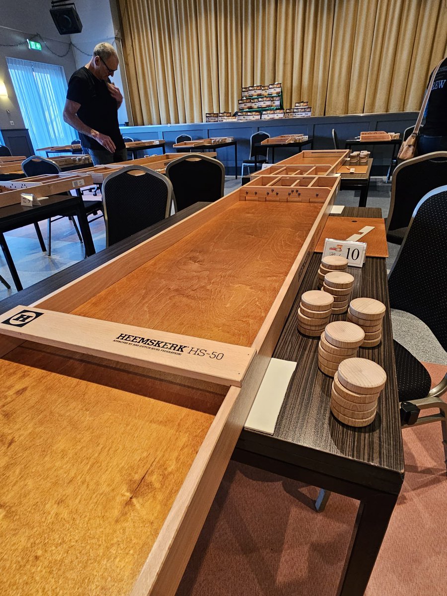 HeemskerkSport's tweet image. De Sjoel Heemskerk Open 2025 in Kudelstaart gaat zo beginnen. Er wordt uitsluitend op de door de Algemene Nederlandse Sjoelbond goedgekeurde Heemskerk HS-50 sjoelbak gesjoeld. Hier de eerste beelden.

playheemskerk.com/wedstrijd-sjoe…

#sjoelen #sjoelbak