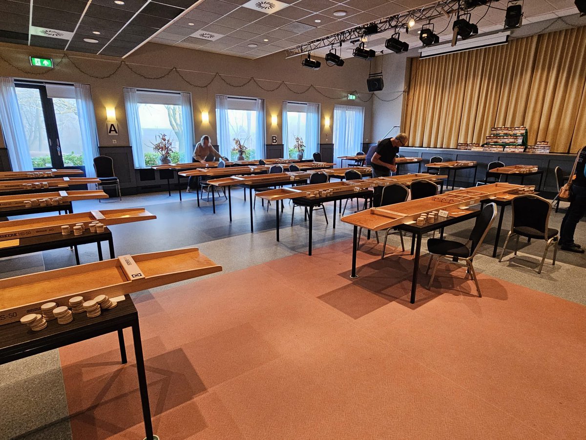 HeemskerkSport's tweet image. De Sjoel Heemskerk Open 2025 in Kudelstaart gaat zo beginnen. Er wordt uitsluitend op de door de Algemene Nederlandse Sjoelbond goedgekeurde Heemskerk HS-50 sjoelbak gesjoeld. Hier de eerste beelden.

playheemskerk.com/wedstrijd-sjoe…

#sjoelen #sjoelbak