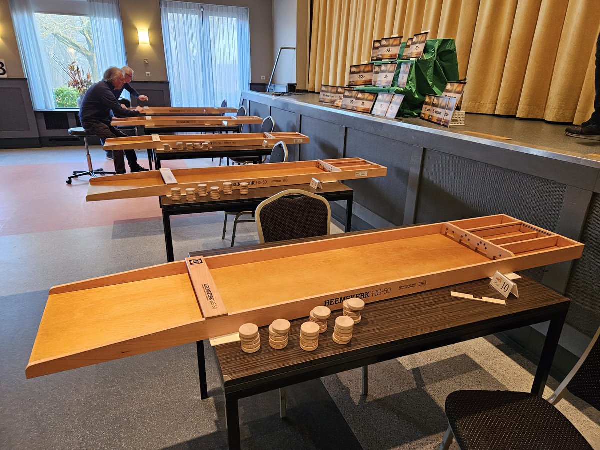 HeemskerkSport's tweet image. De Sjoel Heemskerk Open 2025 in Kudelstaart gaat zo beginnen. Er wordt uitsluitend op de door de Algemene Nederlandse Sjoelbond goedgekeurde Heemskerk HS-50 sjoelbak gesjoeld. Hier de eerste beelden.

playheemskerk.com/wedstrijd-sjoe…

#sjoelen #sjoelbak