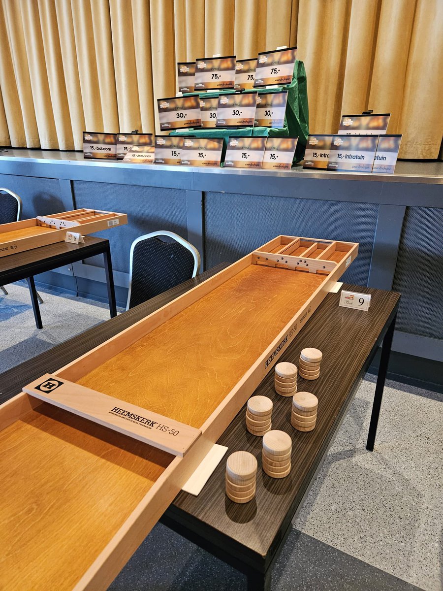 HeemskerkSport's tweet image. De Sjoel Heemskerk Open 2025 in Kudelstaart gaat zo beginnen. Er wordt uitsluitend op de door de Algemene Nederlandse Sjoelbond goedgekeurde Heemskerk HS-50 sjoelbak gesjoeld. Hier de eerste beelden.

playheemskerk.com/wedstrijd-sjoe…

#sjoelen #sjoelbak