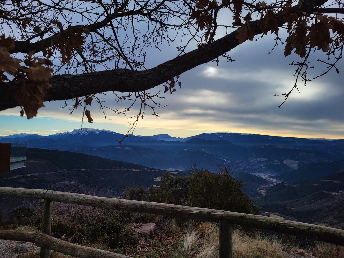 Amb la gent de <a href="/JuntsxAltUrgell/">Junts per l'Alt Urgell 🎗</a> i <a href="/JuntsCerdanya/">JuntsPerCerdanya</a>, el camí cap al Pallars a la Jornada de <a href="/JuntsXPiriAran/">Junts per Catalunya Pirineu</a> ens regala aquestes vistes espectaculars. El Pirineu és 🔝🏔