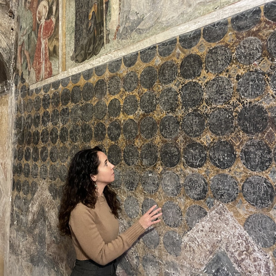 An Islamic tent might seem an unusual object to find in an Italian church.

But historian <a href="/Federica_Gig/">Federica Gigante</a> <a href="/CamHistory/">Cambridge History</a> has identified a 13th-century fresco which shows some medieval churches used Islamic tents as altar-curtains.

Explore the fresco 👉  cam.ac.uk/stories/islami…