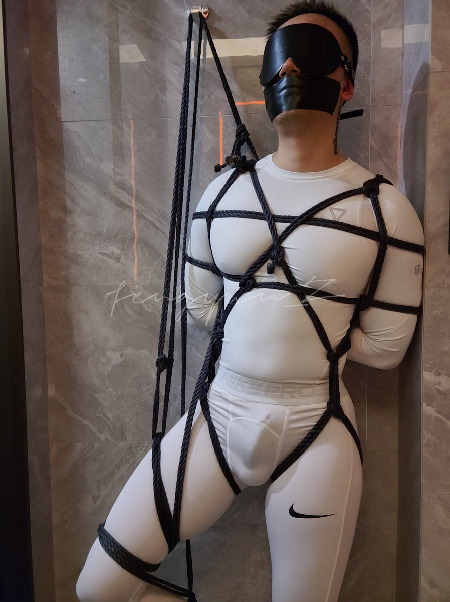 单腿站稳的秘诀是背后收紧的肛钩 不敢晃一点… 
🪢：<a href="/MackWangDom/">MackWang</a>