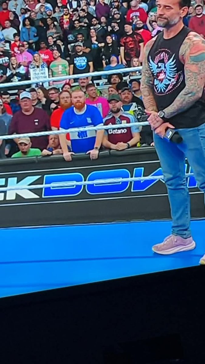 Damion1875's tweet image. Never thought I'd see a blues fan and a villa fan sitting next to each other on the front row on Friday night smackdown. As much as it creeps me out it's nice to see the city of birmingham getting the publicity #BCFC #avfc #wwesmackdown