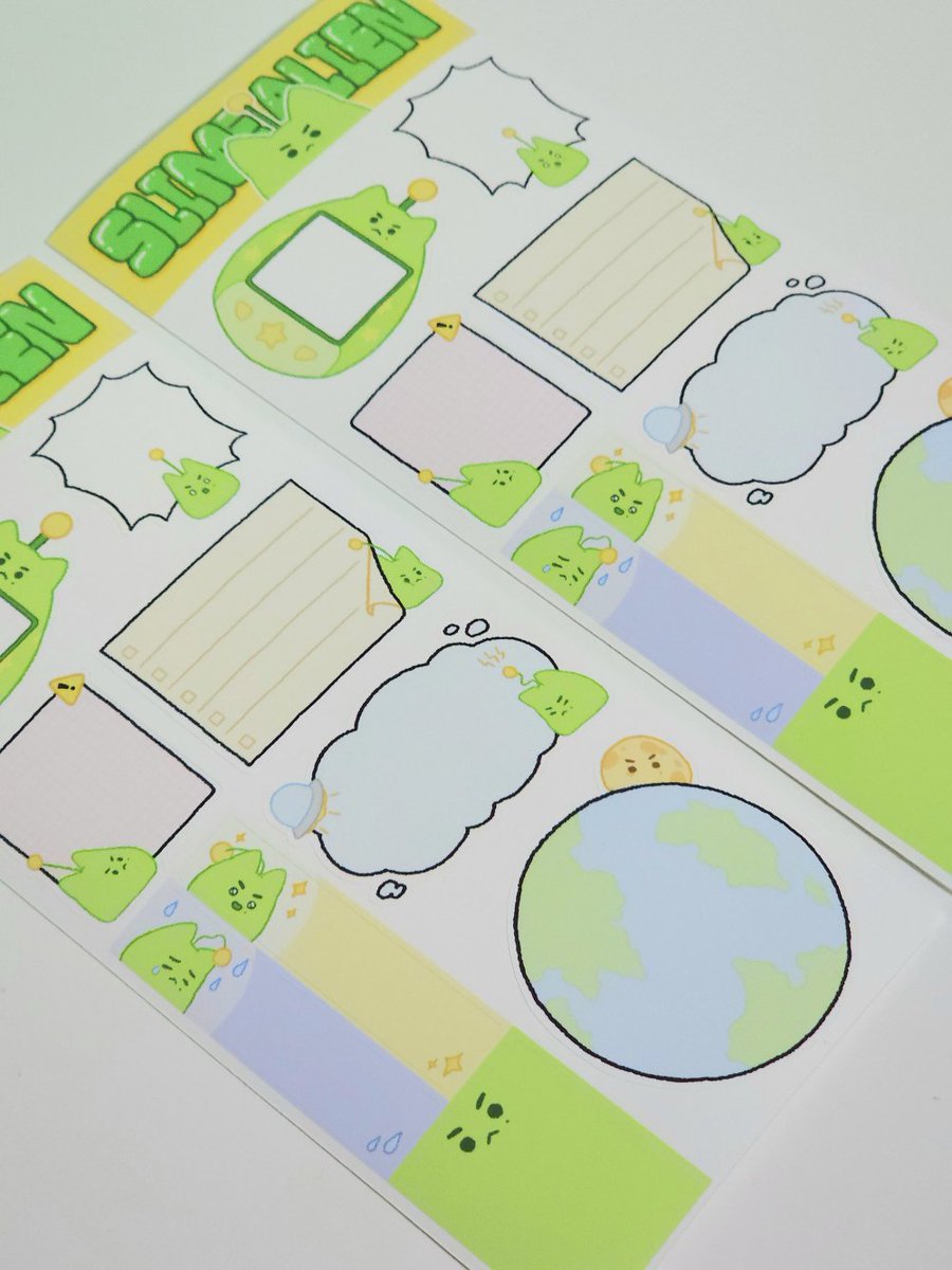 👽 띠부띠부씰 세트와 아크릴지구코스터에 이어서 새롭게 추가된 슬왹 굿즈를 소개합니다💚

🛸 직접 조립해서 만드는 '우주선 만년달력 스탠드'
💾 슬왹이의 실루엣과 외계인 가사가 담긴 '플로피디스크 키링'
📝 연필이나 볼펜 등으로 메모가 가능한 '메모 스티커'